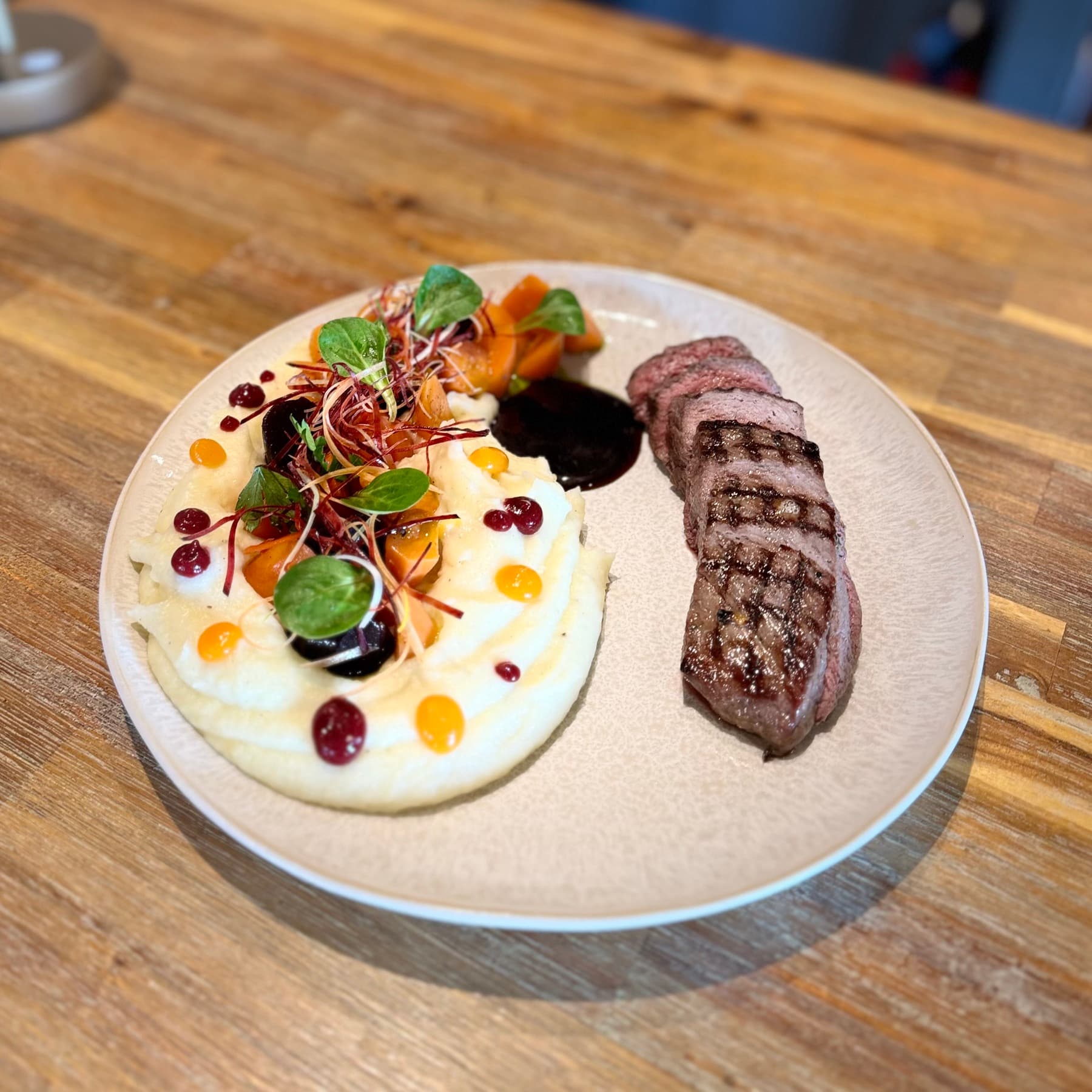 Filet de bœuf grillé dressé avec purée maison