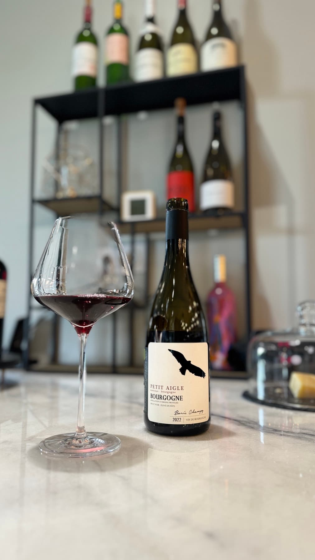 Verre de vin rouge dans la cave