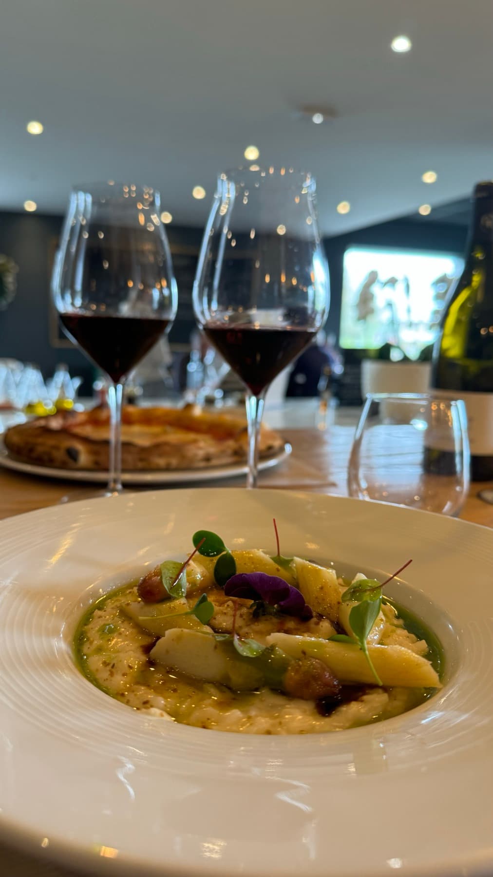 Plat maison servi avec un verre de vin